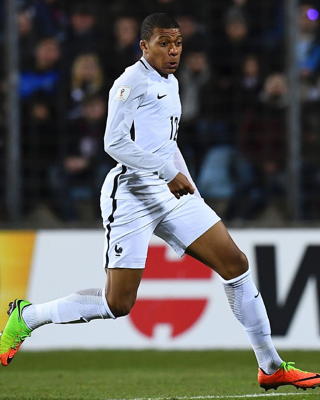 贝克汉姆接班人？24岁踢英冠，28岁踢英甲，34岁踢业余联赛